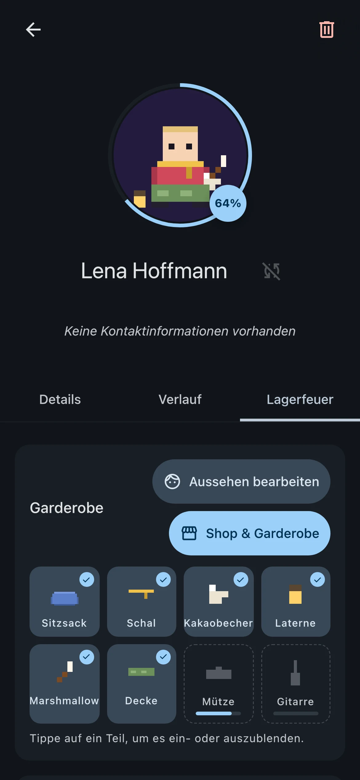 Lagerfeuer-Tab eines Freundesprofils in Keep mit freigeschalteter Ausrüstung wie Schal, Kakaobecher und Gitarre